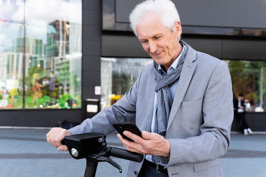 How Smartwatches Help Seniors Monitor Health Data While Cycling